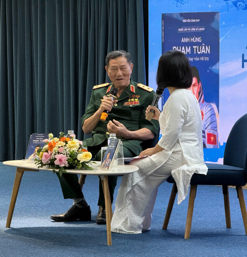 Anh hùng Phạm Tuân tại buổi giao lưu