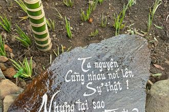Tảng đá khắc bài thơ của Sastri Bakry tại Đồi Nghệ sĩ, Việt Nam