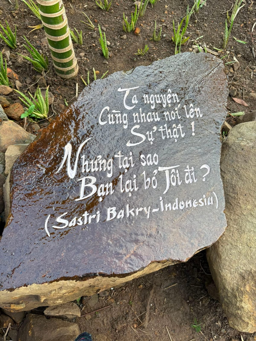 Tảng đá khắc bài thơ của Sastri Bakry tại Đồi Nghệ sĩ, Việt Nam
