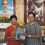 Dịch giả, nhà thơ Linh Chi - Nguyễn Trọng Thắng trao tặng sách và chuyên san Đường Văn tới Thư viện quốc tế Đồi nghệ sĩ (đại diện cộng đồng Đồi nghệ sĩ – nữ sĩ Bàng Ái Thơ nhận sách)