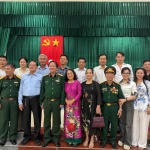 Y sĩ Nguyễn Văn Triệu (đứng hàng sau, thứ ba từ trái sang), trong đoàn từ thiện tới Quảng Trị tháng 7.2026
