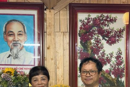 Dịch giả, nhà thơ Linh Chi - Nguyễn Trọng Thắng trao tặng sách và chuyên san Đường Văn tới Thư viện quốc tế Đồi nghệ sĩ (đại diện cộng đồng Đồi nghệ sĩ – nữ sĩ Bàng Ái Thơ nhận sách)