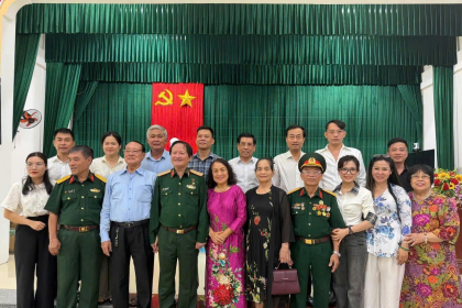 Y sĩ Nguyễn Văn Triệu (đứng hàng sau, thứ ba từ trái sang), trong đoàn từ thiện tới Quảng Trị tháng 7.2026