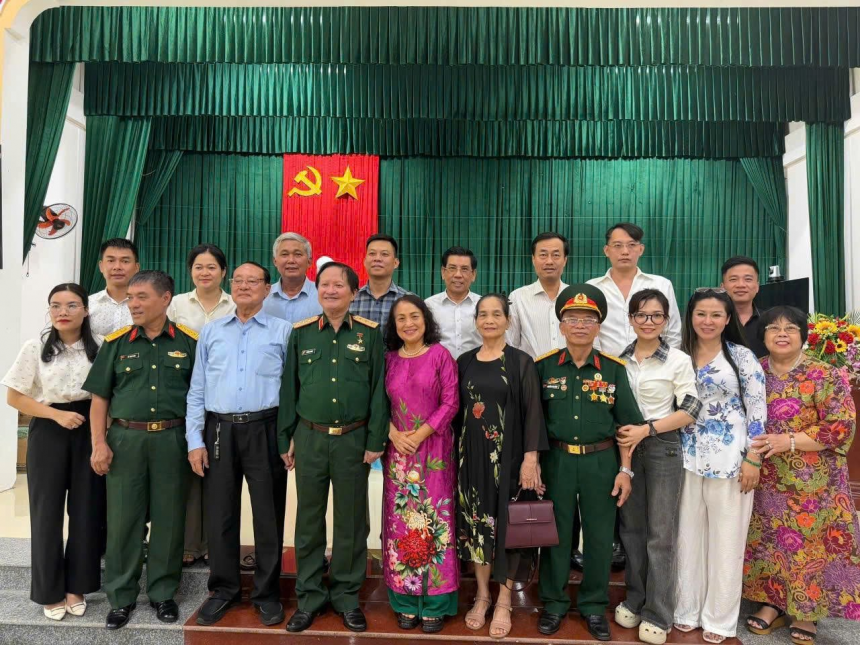Y sĩ Nguyễn Văn Triệu (đứng hàng sau, thứ ba từ trái sang), trong đoàn từ thiện tới Quảng Trị tháng 7.2026