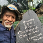 Hai dòng thơ nổi tiếng của Gassanee Thaisonthi được nhà thơ Mạc Khải Tuân điêu khắc lên đá trên vườn Văn Đồi nghệ sĩ