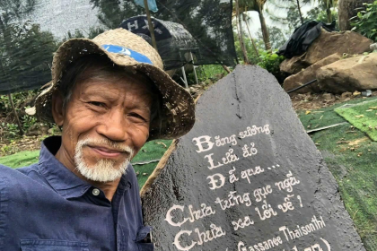 Hai dòng thơ nổi tiếng của Gassanee Thaisonthi được nhà thơ Mạc Khải Tuân điêu khắc lên đá trên vườn Văn Đồi nghệ sĩ