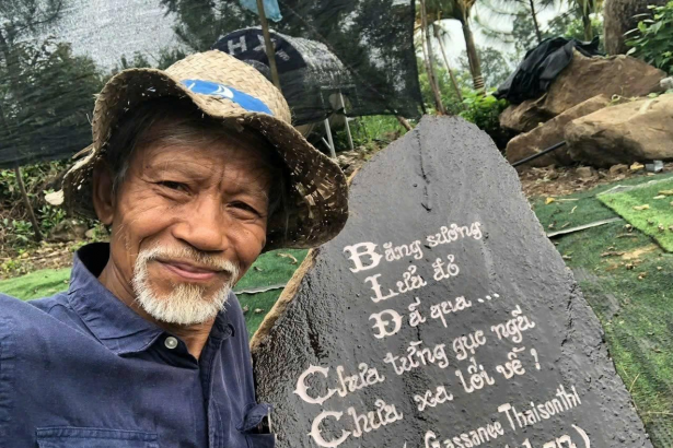 Hai dòng thơ nổi tiếng của Gassanee Thaisonthi được nhà thơ Mạc Khải Tuân điêu khắc lên đá trên vườn Văn Đồi nghệ sĩ
