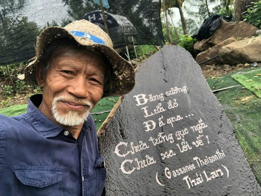 Hai dòng thơ nổi tiếng của Gassanee Thaisonthi được nhà thơ Mạc Khải Tuân điêu khắc lên đá trên vườn Văn Đồi nghệ sĩ