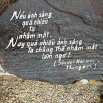 Tảng đá khắc câu thơ của nhà thơ Sándor Halmosi