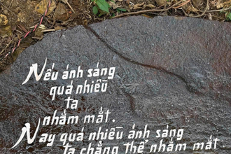 Tảng đá khắc câu thơ của nhà thơ Sándor Halmosi