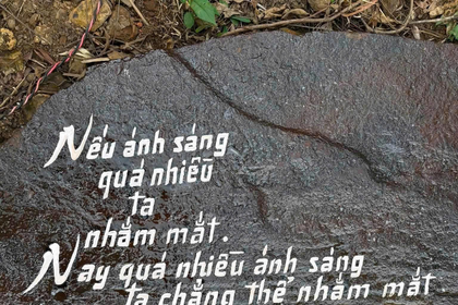 Tảng đá khắc câu thơ của nhà thơ Sándor Halmosi