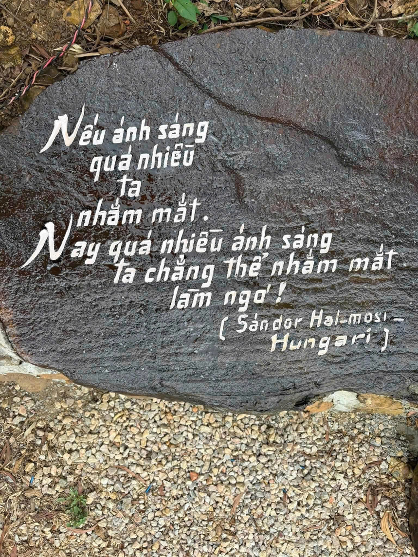 Tảng đá khắc câu thơ của nhà thơ Sándor Halmosi