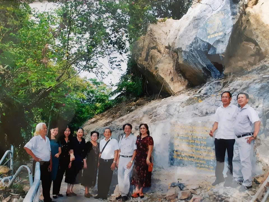 Lãnh đạo hội văn học nghệ thuật Đồng Nai và GĐ khu du lịch sinh thái Bửu Long nghiệm thu tác phẩm tạc đá của nhà thơ Mai Hân Hạnh