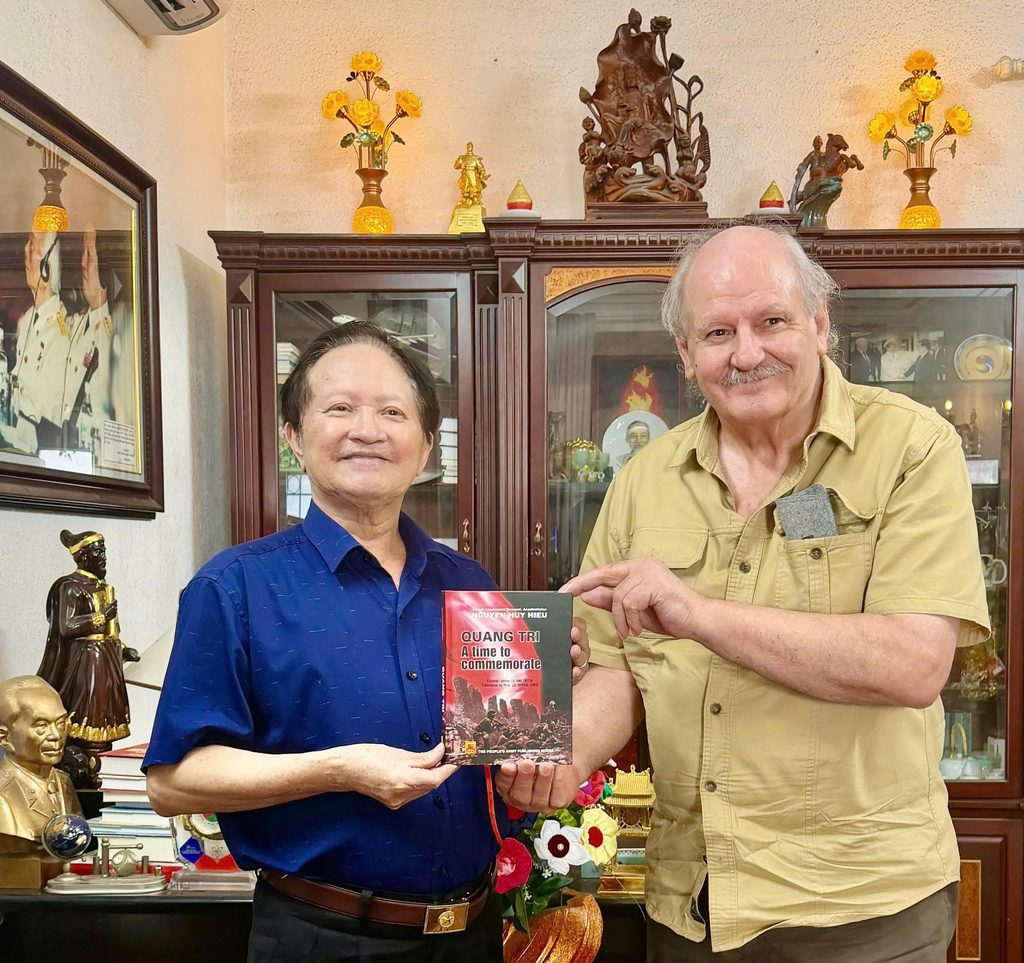Thượng tướng Nguyễn Huy Hiệu tặng nhà văn, nhà báo Bỉ - ông Frank Dumon cuốn sách “Một thời Quảng Trị” của mình, phiên bản tiếng Anh