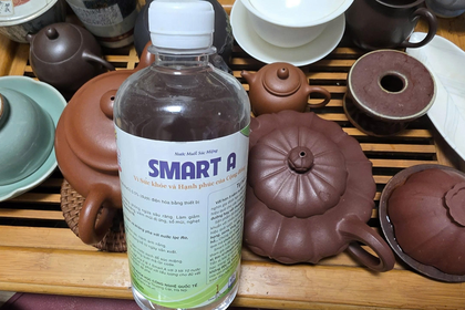 Chai Smart A luôn ở bên bàn trà tại Hàn Quốc của nhà thơ Jang Geon-seop