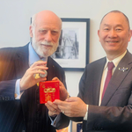 Vinton Cerf - cha đẻ của internet với cao trà Mục Nhan