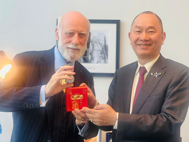 Vinton Cerf - cha đẻ của internet với cao trà Mục Nhan