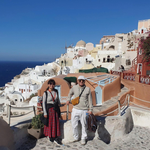 Nhà thơ Hy Lạp Iakovos Theras Karamolegkos và Nhà văn – dịch giả Kiều Bích Hậu tại đảo Santorini tháng 11/2024