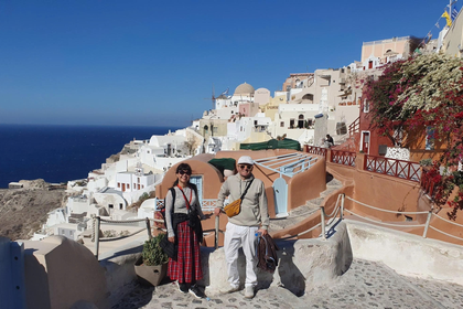 Nhà thơ Hy Lạp Iakovos Theras Karamolegkos và Nhà văn – dịch giả Kiều Bích Hậu tại đảo Santorini tháng 11/2024